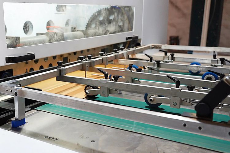 Taglio dell'imballaggio in cartone