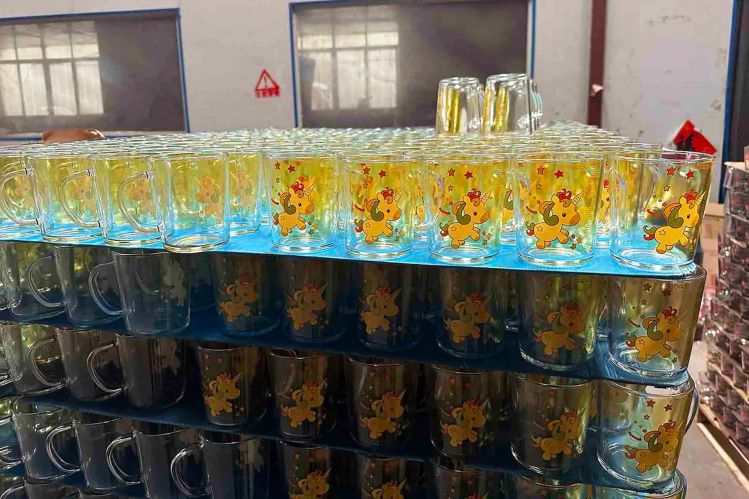 Etichettatura delle bottiglie di vetro