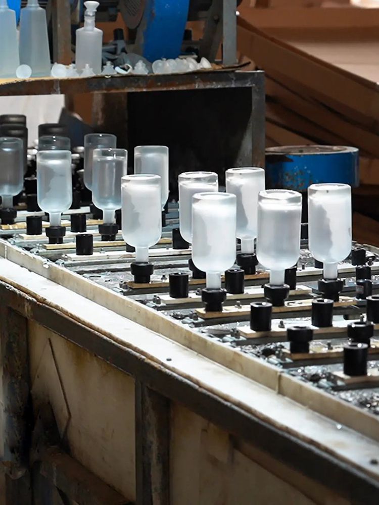 Laboratorio di lavorazione bottiglie in vetro smerigliato