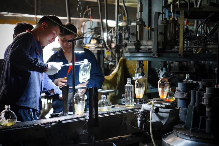 produzione di bottiglie di vetro alla rinfusa